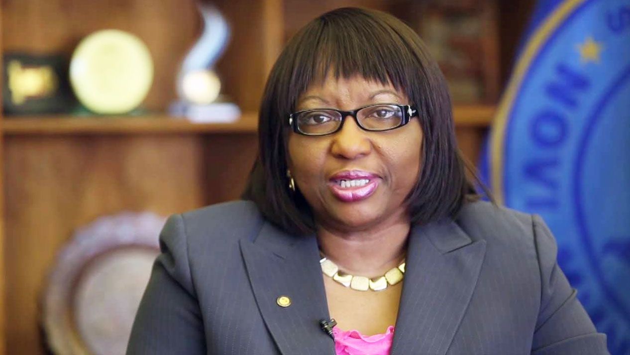 Photo of PAHO executive discussing plans for improving health in the region