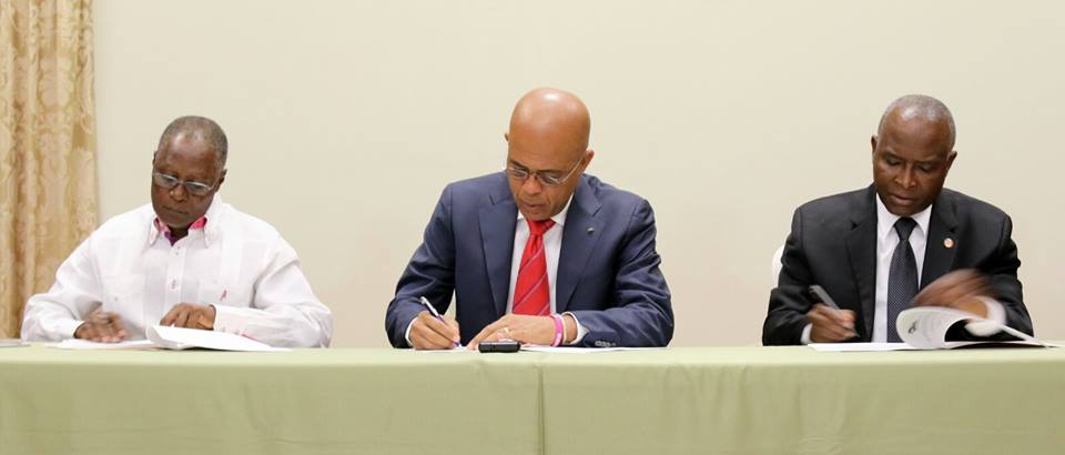 Photo of President Martelly signs agreement to end political stalemate