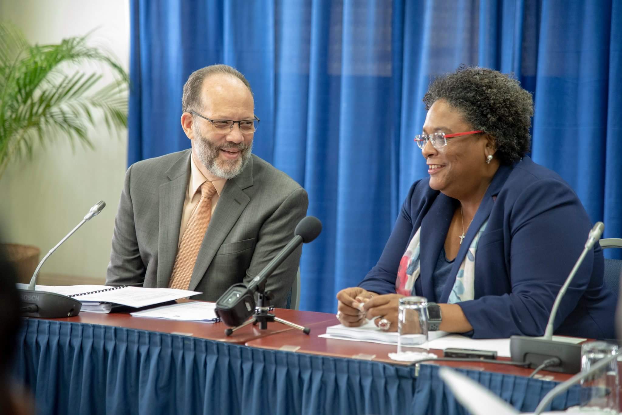 Photo of CARICOM Secretary-General briefs new Barbados Prime Minister