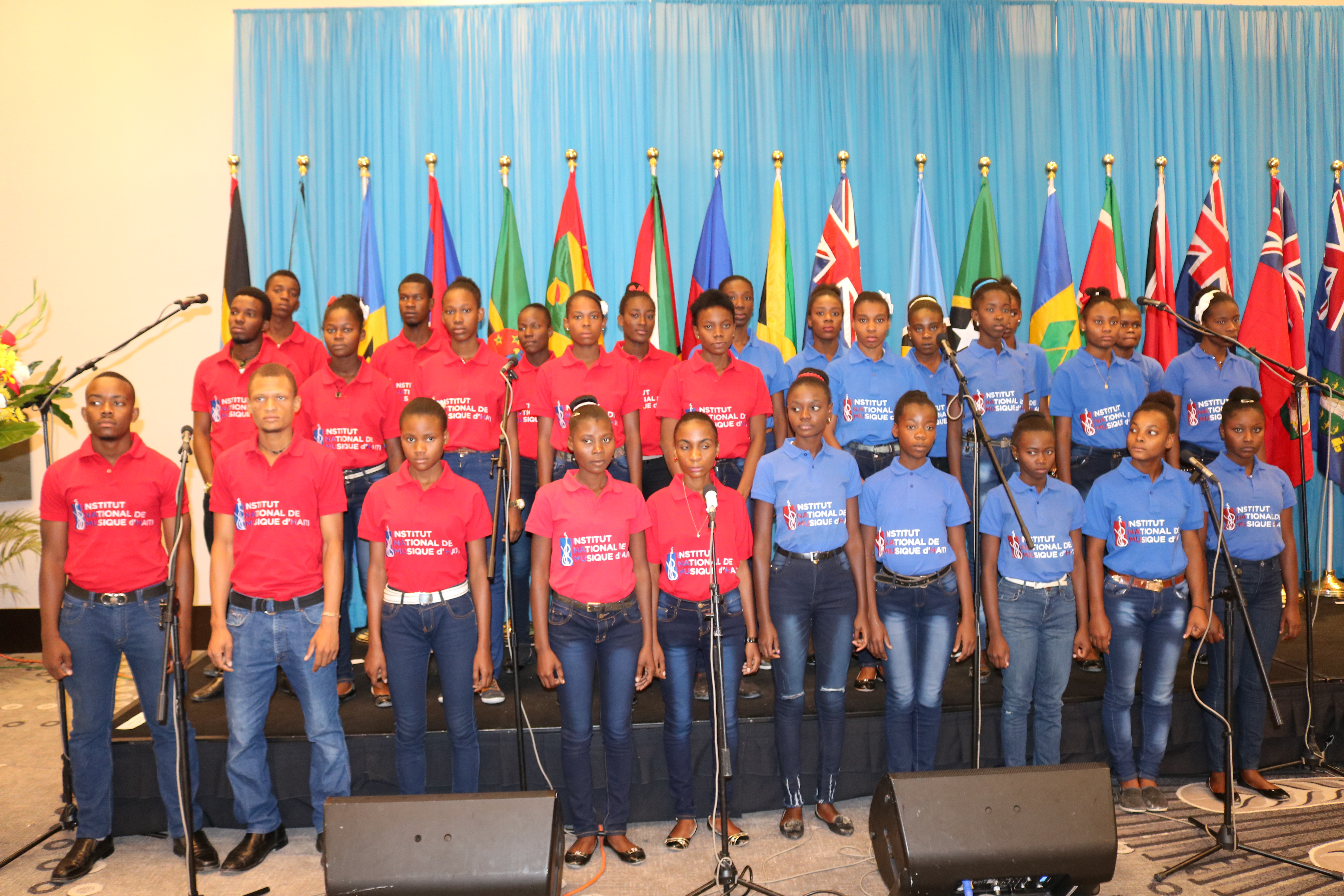 Photo of Youths from disadvantaged background sing to CARICOM Heads in Haiti